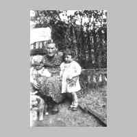 028-0119 Die Schwiegermutter von Fritz Spieh jun. mit seiner Tochter Gertrud (links) und einem Nachbarskind. .jpg